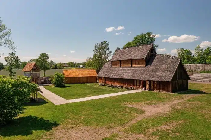 Bilde av gildehallen på Midgard Vikingsenter.